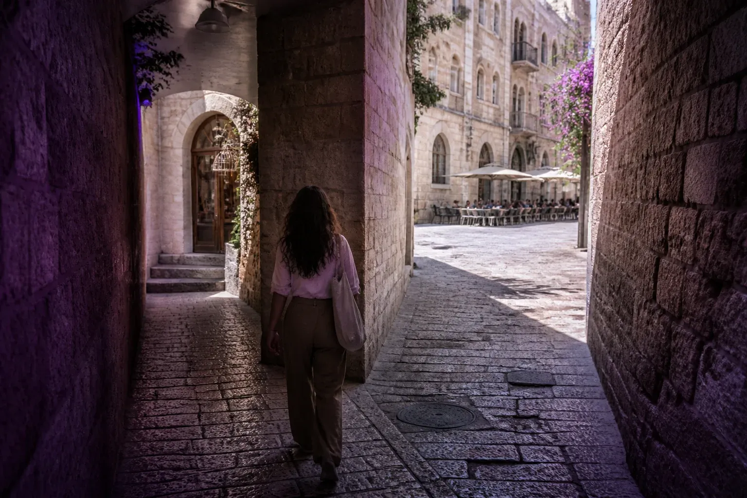 סמטה צרה מרוצפת אבן שמתפצלת לשני כיוונים, אחד לכיכר שטופת שמש והשני לרחוב שקט.